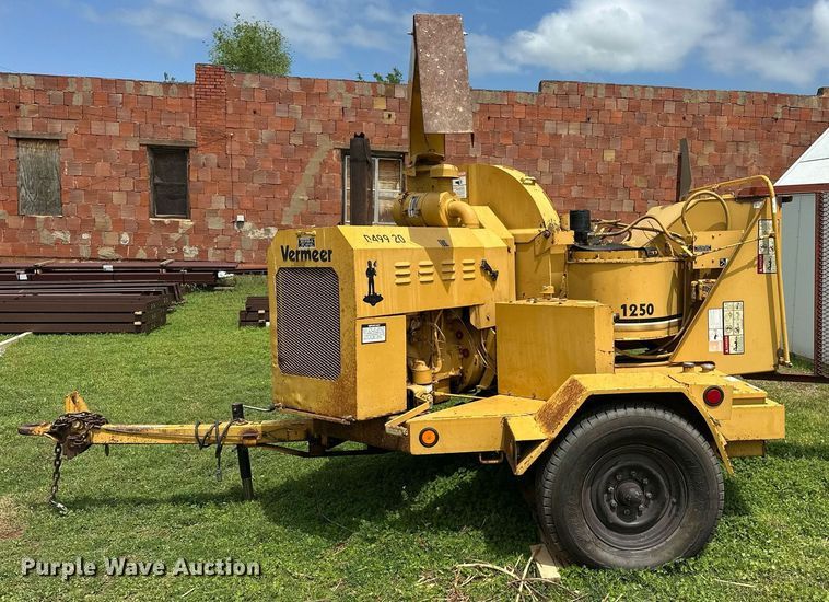 image for item EJ8697 1989 Vermeer 1250 wood chipper
