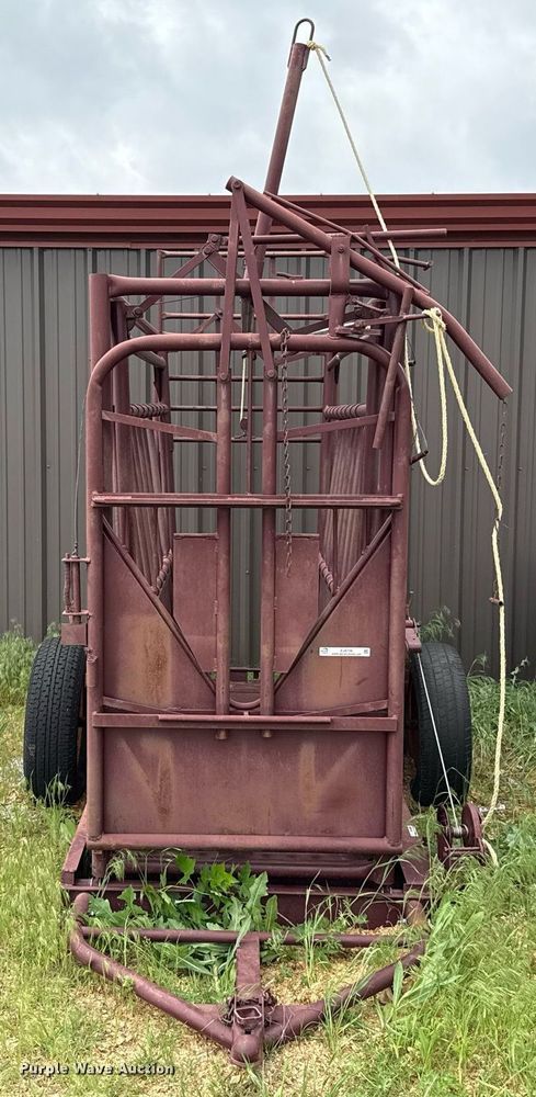 image for item EJ8706 Paul livestock squeeze chute