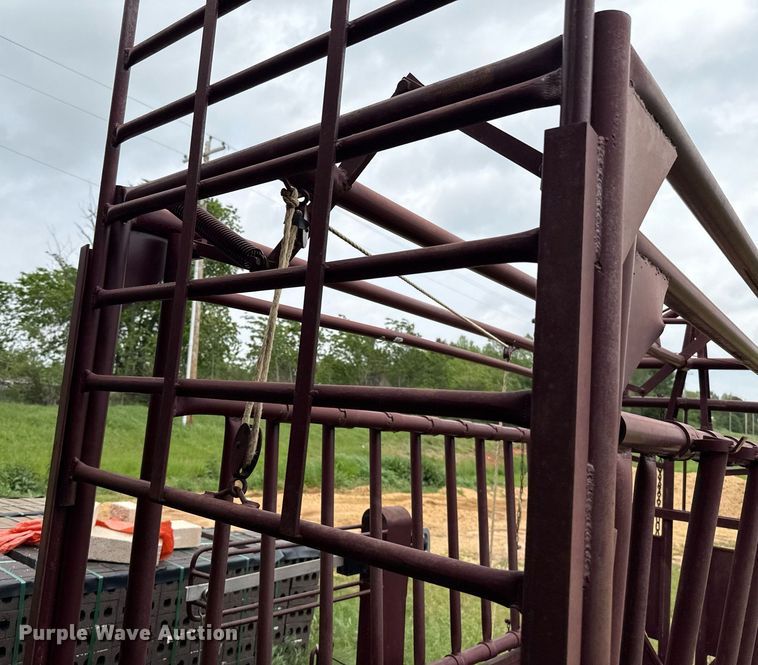 image for item EJ8706 Paul livestock squeeze chute