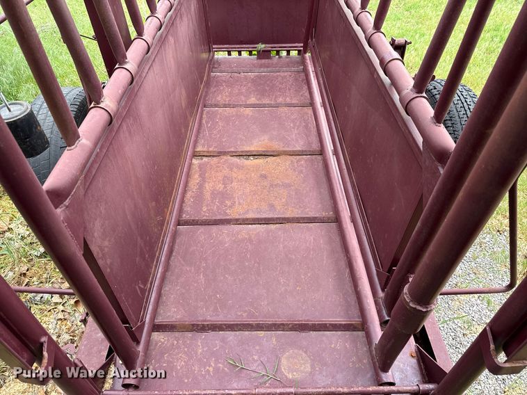 image for item EJ8706 Paul livestock squeeze chute