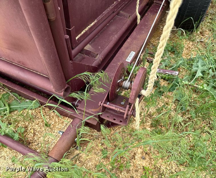 image for item EJ8706 Paul livestock squeeze chute