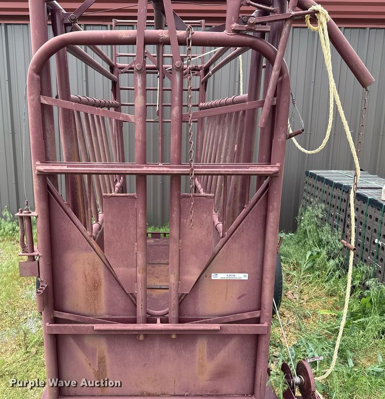 image for item EJ8706 Paul livestock squeeze chute