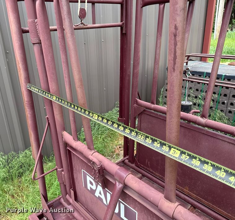 image for item EJ8706 Paul livestock squeeze chute
