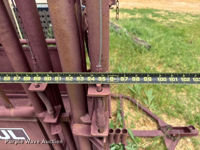 image for item EJ8706 Paul livestock squeeze chute