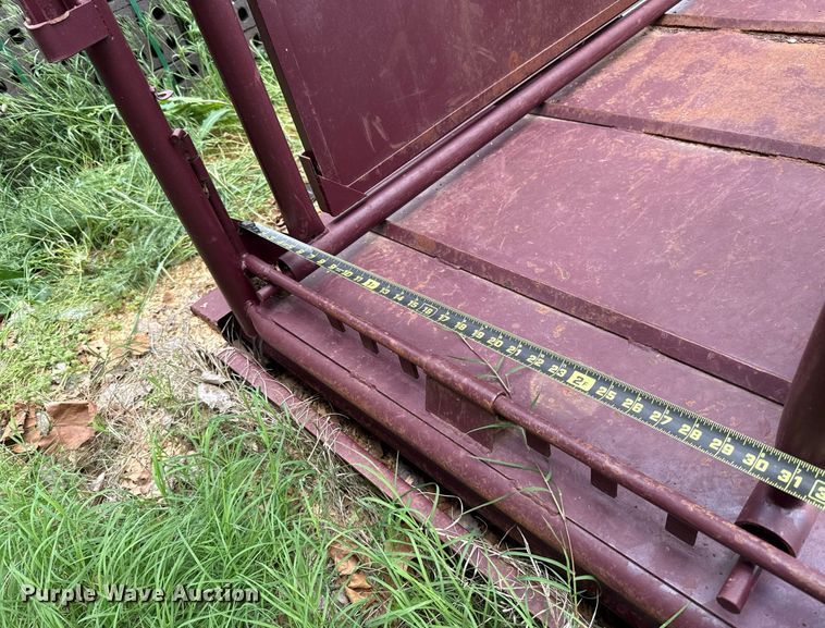 image for item EJ8706 Paul livestock squeeze chute