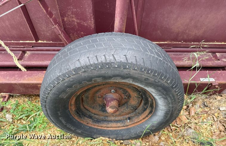 image for item EJ8706 Paul livestock squeeze chute