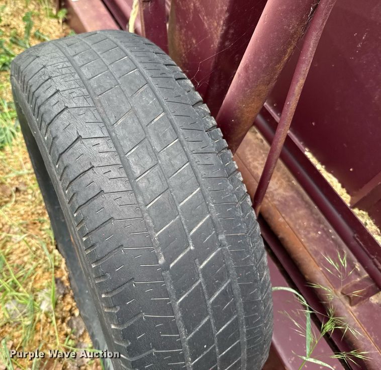 image for item EJ8706 Paul livestock squeeze chute