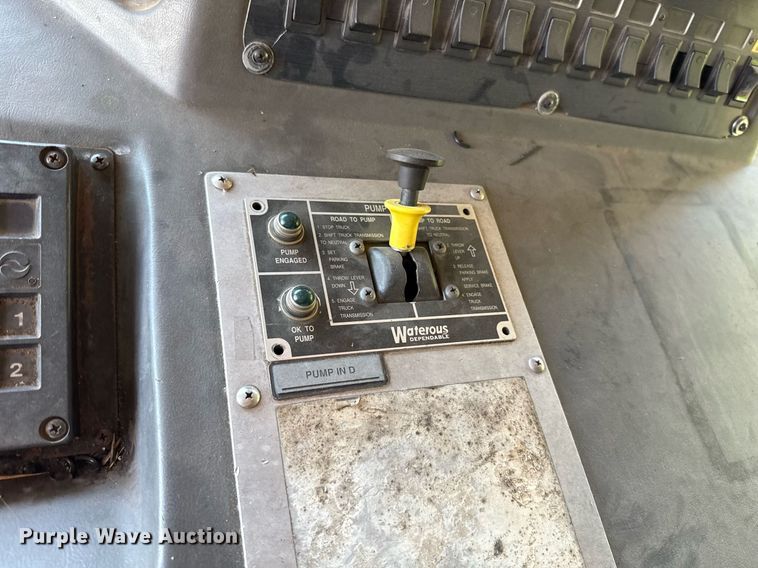 image for item EJ8709 1995 Spartan Gladiator ladder fire truck