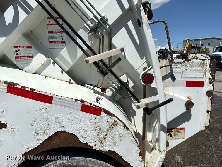 image for item EJ8710 2016 International 7400 refuse truck