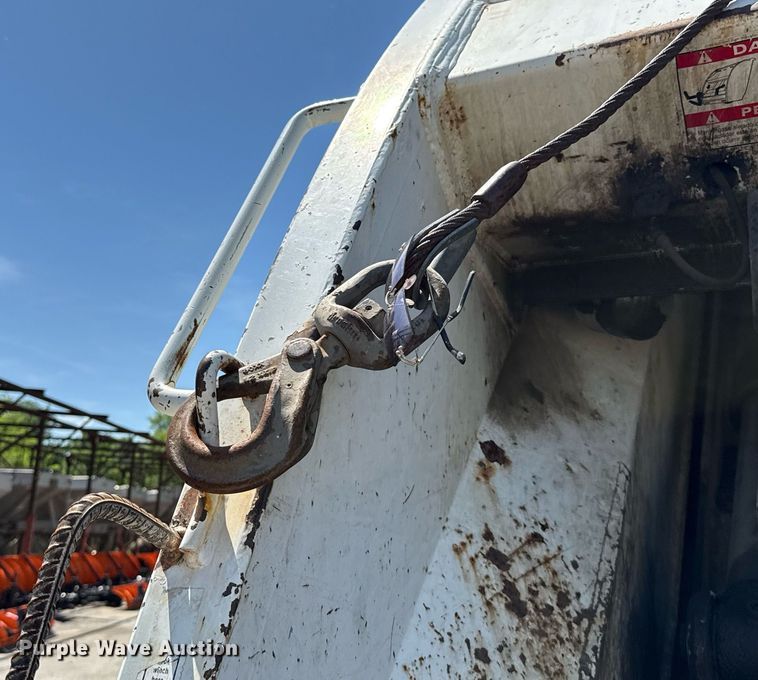 image for item EJ8710 2016 International 7400 refuse truck