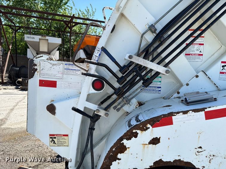 image for item EJ8710 2016 International 7400 refuse truck