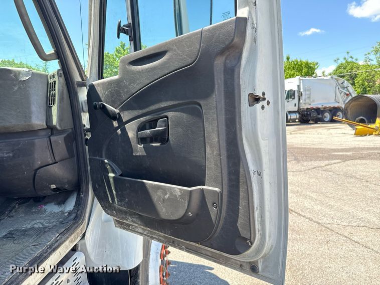 image for item EJ8710 2016 International 7400 refuse truck