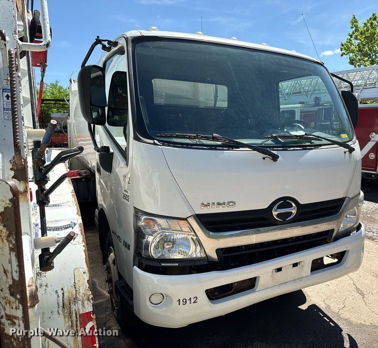 image for item EJ8711 2019 Hino 195 refuse truck