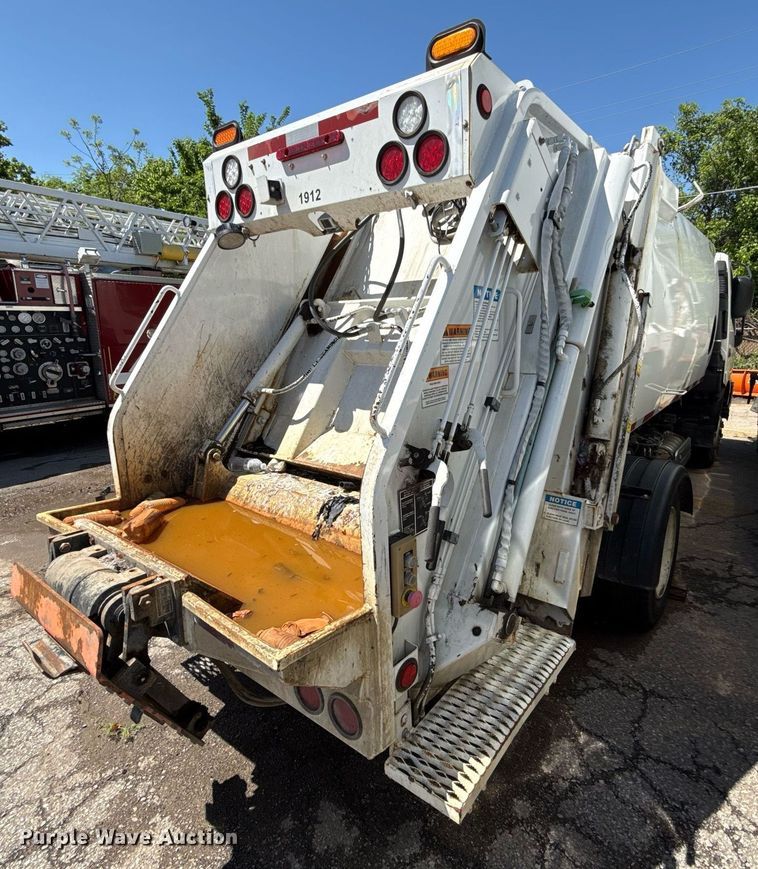 image for item EJ8711 2019 Hino 195 refuse truck