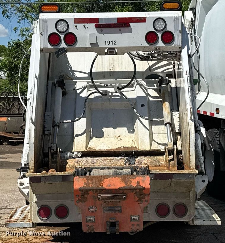 image for item EJ8711 2019 Hino 195 refuse truck