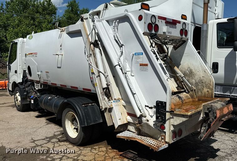 image for item EJ8711 2019 Hino 195 refuse truck
