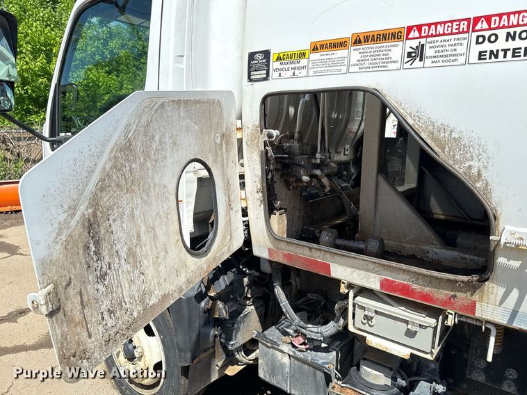 image for item EJ8711 2019 Hino 195 refuse truck