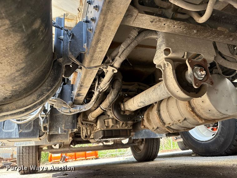 image for item EJ8711 2019 Hino 195 refuse truck