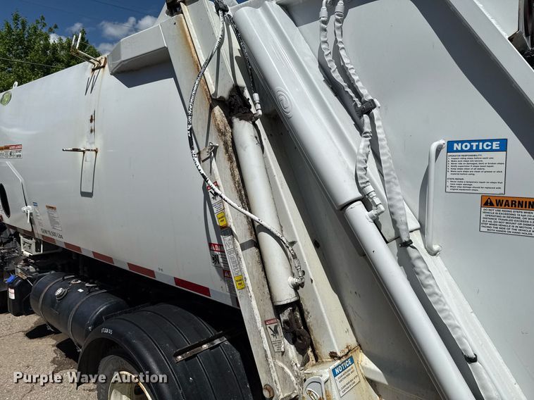 image for item EJ8711 2019 Hino 195 refuse truck