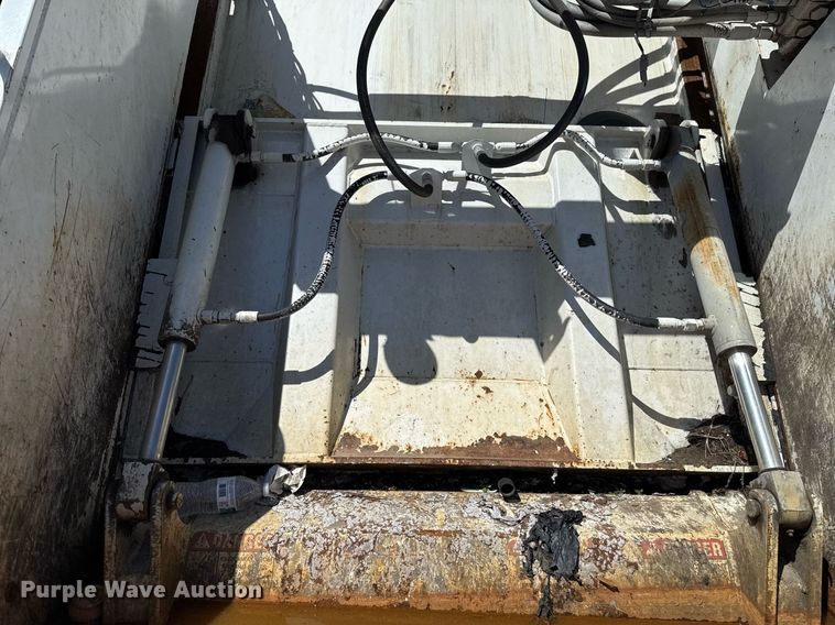 image for item EJ8711 2019 Hino 195 refuse truck