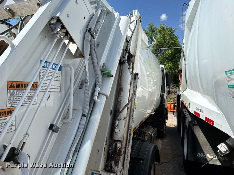 image for item EJ8711 2019 Hino 195 refuse truck