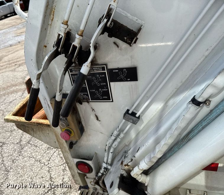 image for item EJ8711 2019 Hino 195 refuse truck