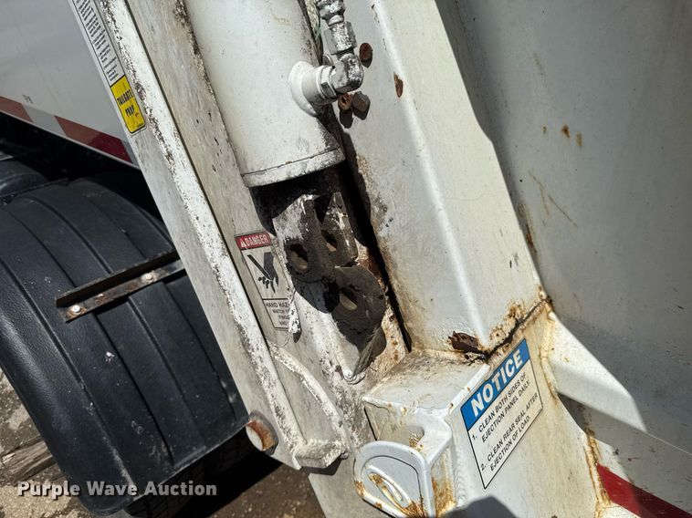 image for item EJ8711 2019 Hino 195 refuse truck