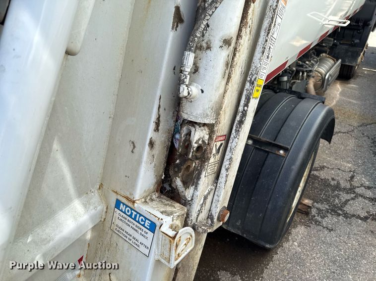 image for item EJ8711 2019 Hino 195 refuse truck