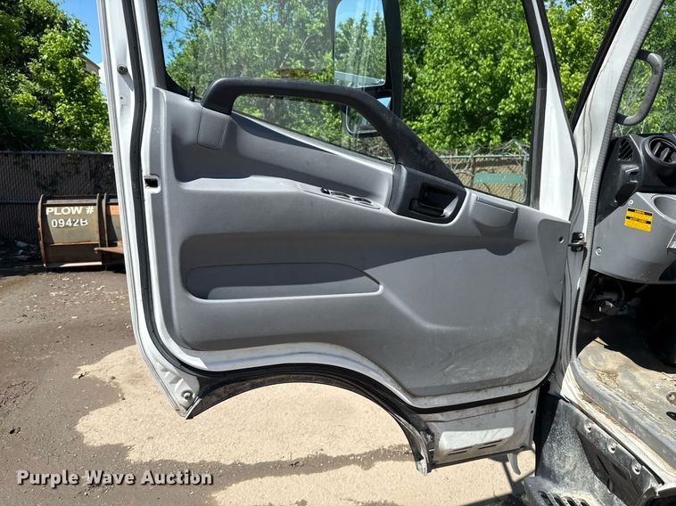 image for item EJ8711 2019 Hino 195 refuse truck