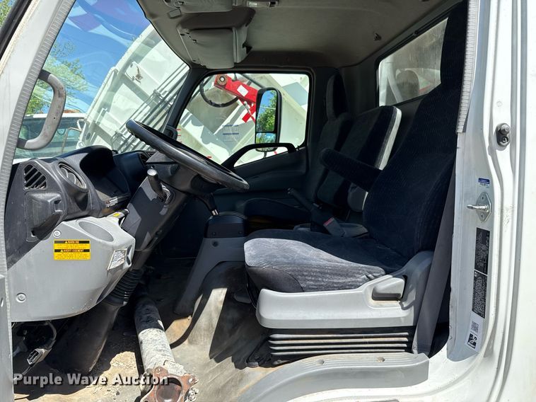 image for item EJ8711 2019 Hino 195 refuse truck