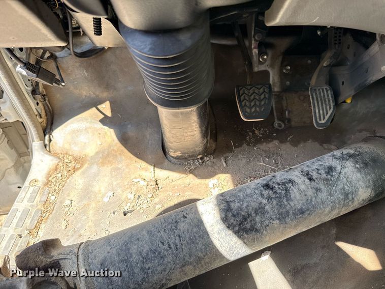 image for item EJ8711 2019 Hino 195 refuse truck