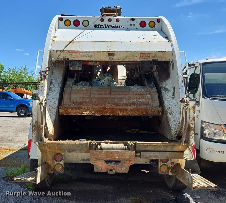 image for item EJ8712 2016 International 7400 refuse truck
