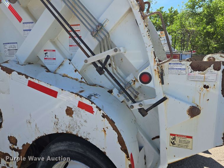 image for item EJ8712 2016 International 7400 refuse truck