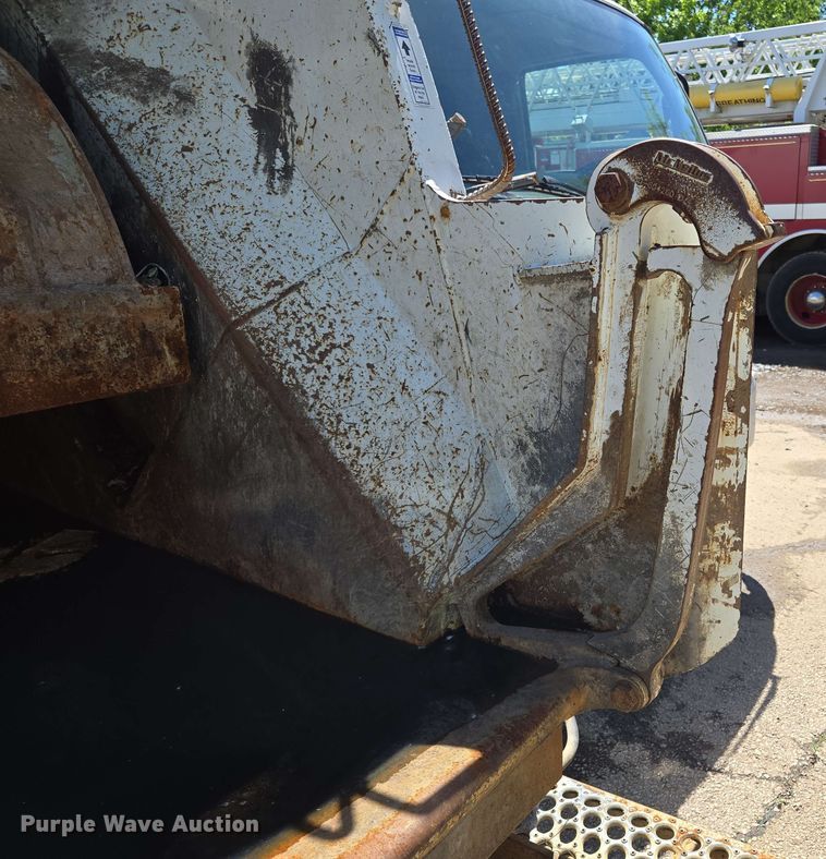 image for item EJ8712 2016 International 7400 refuse truck