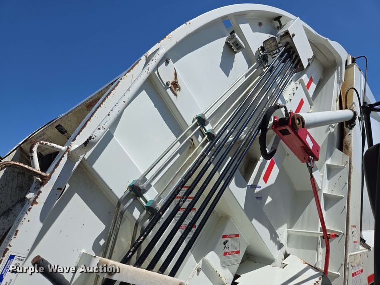 image for item EJ8712 2016 International 7400 refuse truck