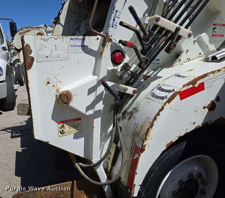 image for item EJ8712 2016 International 7400 refuse truck