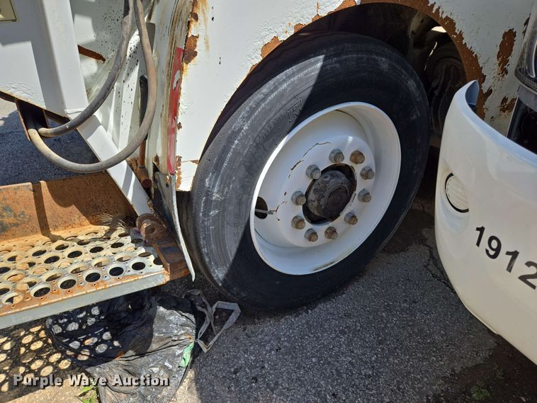 image for item EJ8712 2016 International 7400 refuse truck