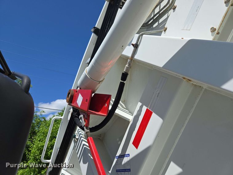 image for item EJ8712 2016 International 7400 refuse truck