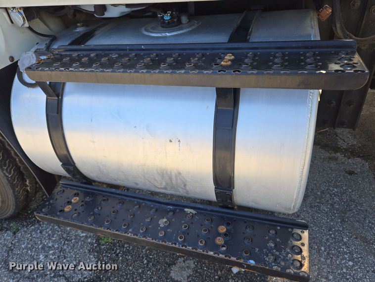 image for item EJ8712 2016 International 7400 refuse truck