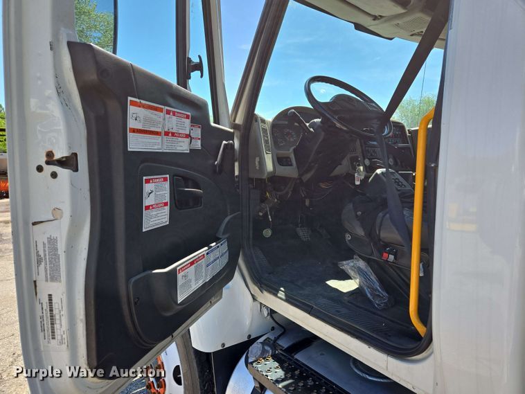 image for item EJ8712 2016 International 7400 refuse truck