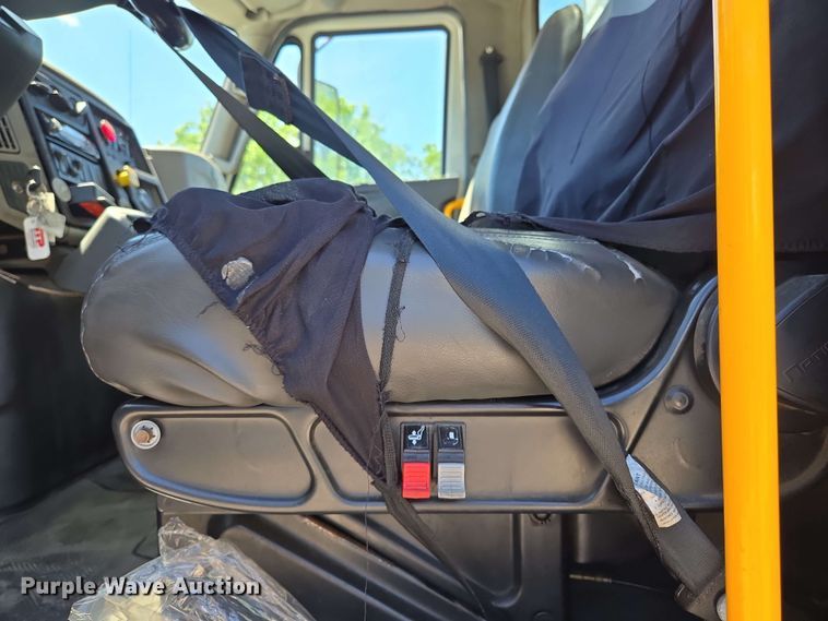 image for item EJ8712 2016 International 7400 refuse truck