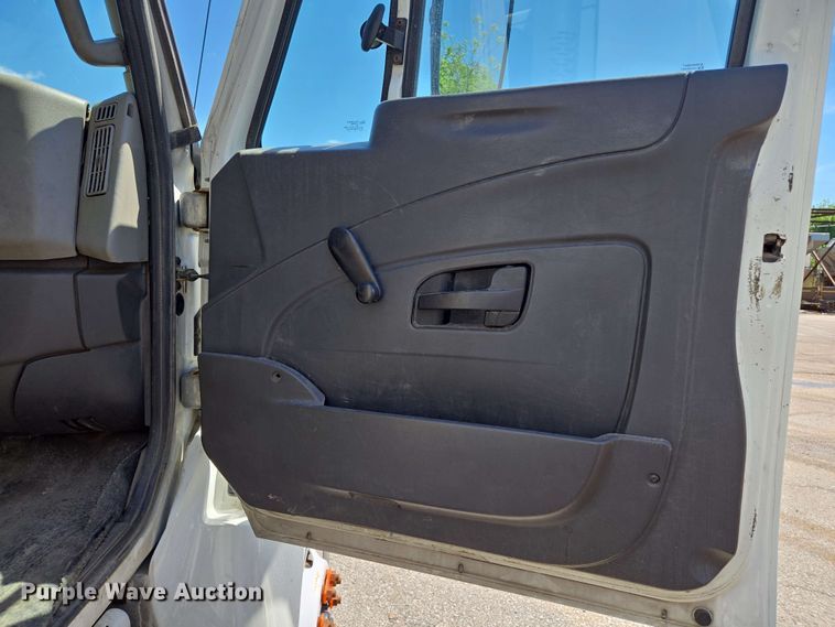 image for item EJ8712 2016 International 7400 refuse truck