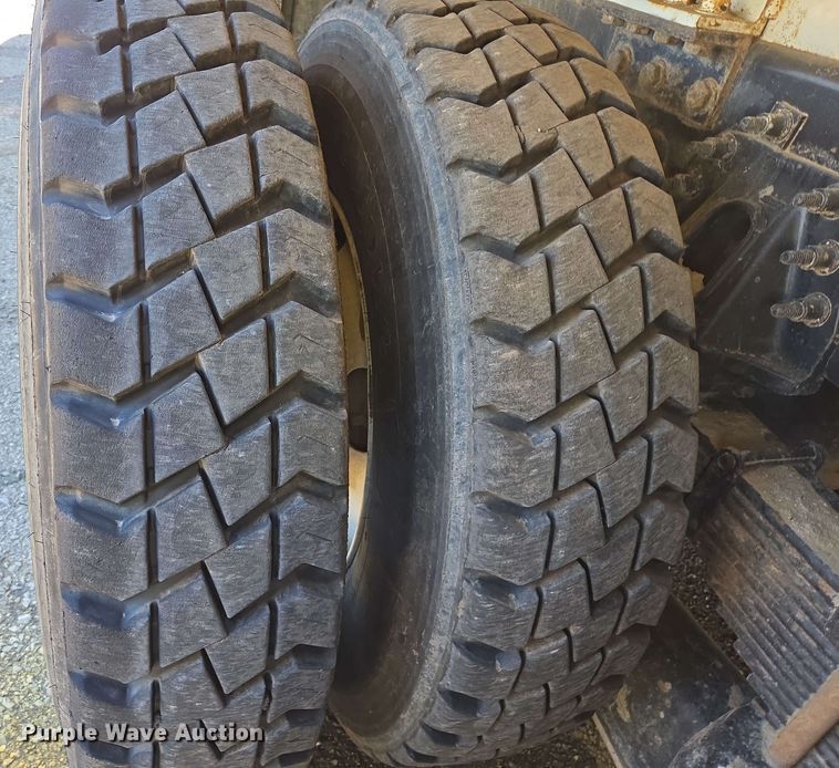 image for item EJ8712 2016 International 7400 refuse truck