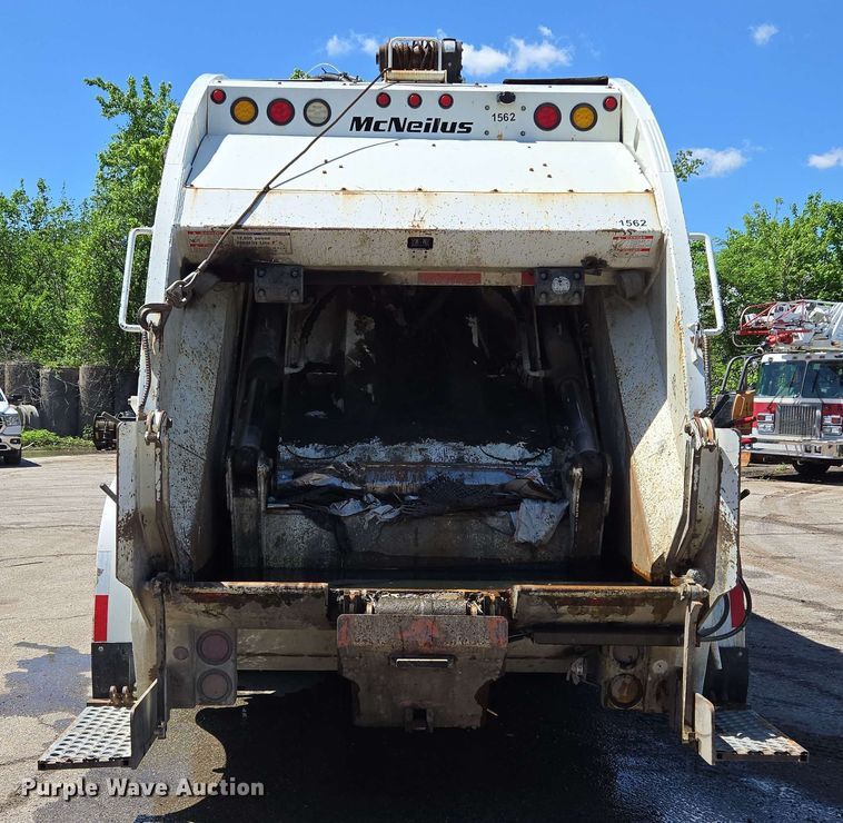 image for item EJ8713 2016 International 7400 refuse truck