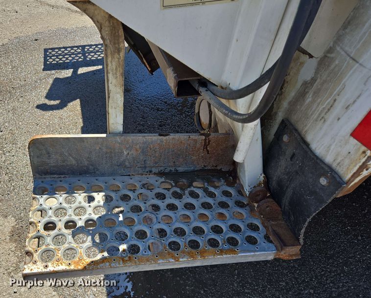 image for item EJ8713 2016 International 7400 refuse truck