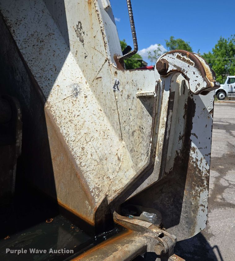 image for item EJ8713 2016 International 7400 refuse truck