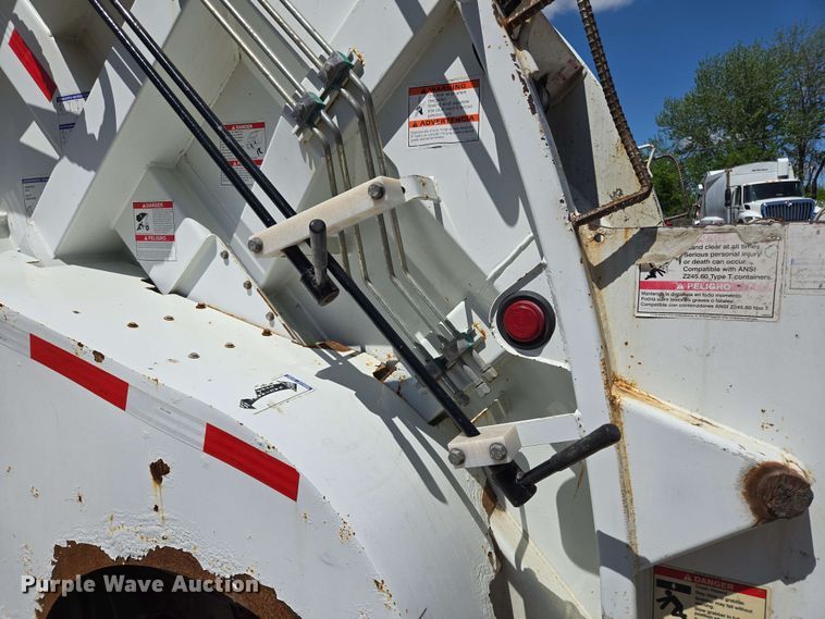 image for item EJ8713 2016 International 7400 refuse truck