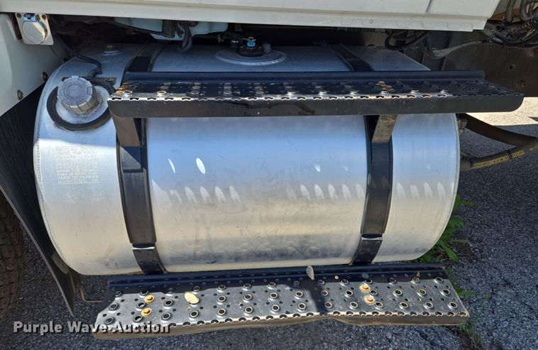 image for item EJ8714 2016 International 7400 refuse truck