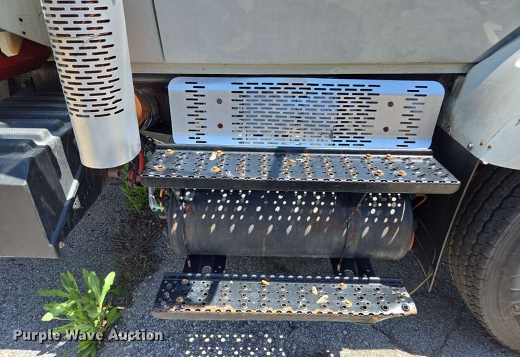 image for item EJ8714 2016 International 7400 refuse truck