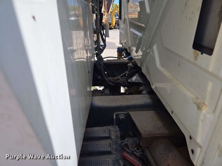 image for item EJ8714 2016 International 7400 refuse truck